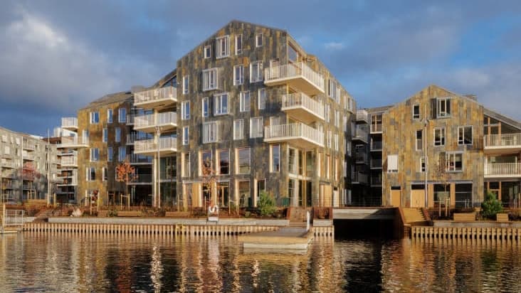 Vannkunsten Syd speiler seg i fjorden. Foto: Einar Aslaksen